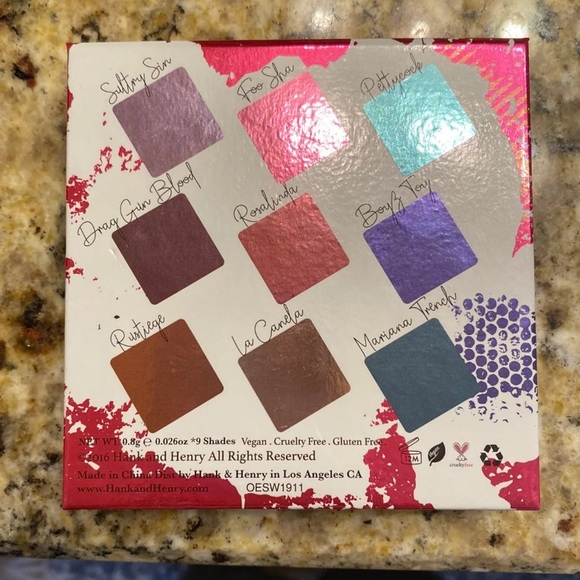 Hank & Henry Living in Color Eyeshadow Pallette - Picture 4 of 4